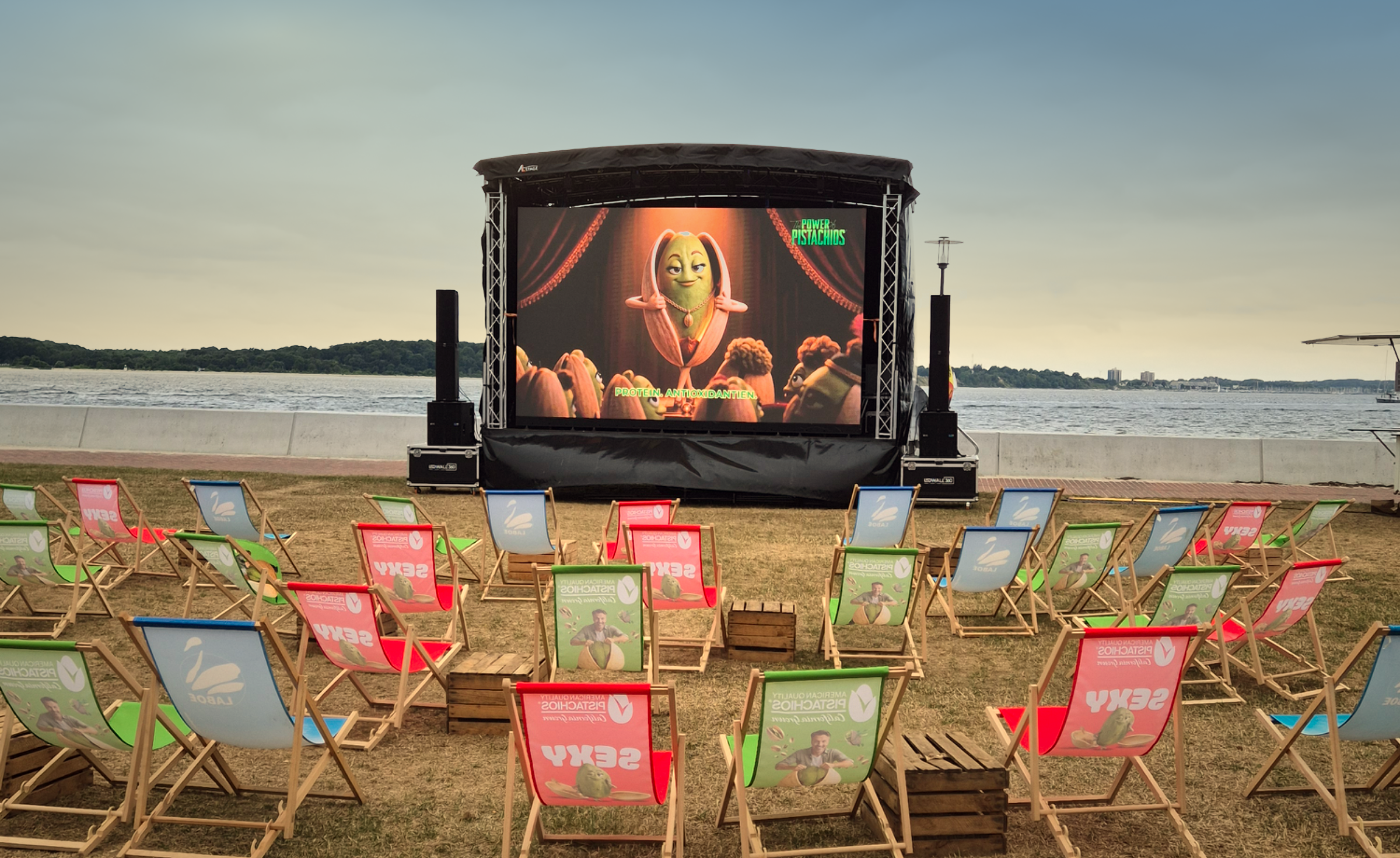 Open-Air-Kino mit LED-Wall und Liegestühlen